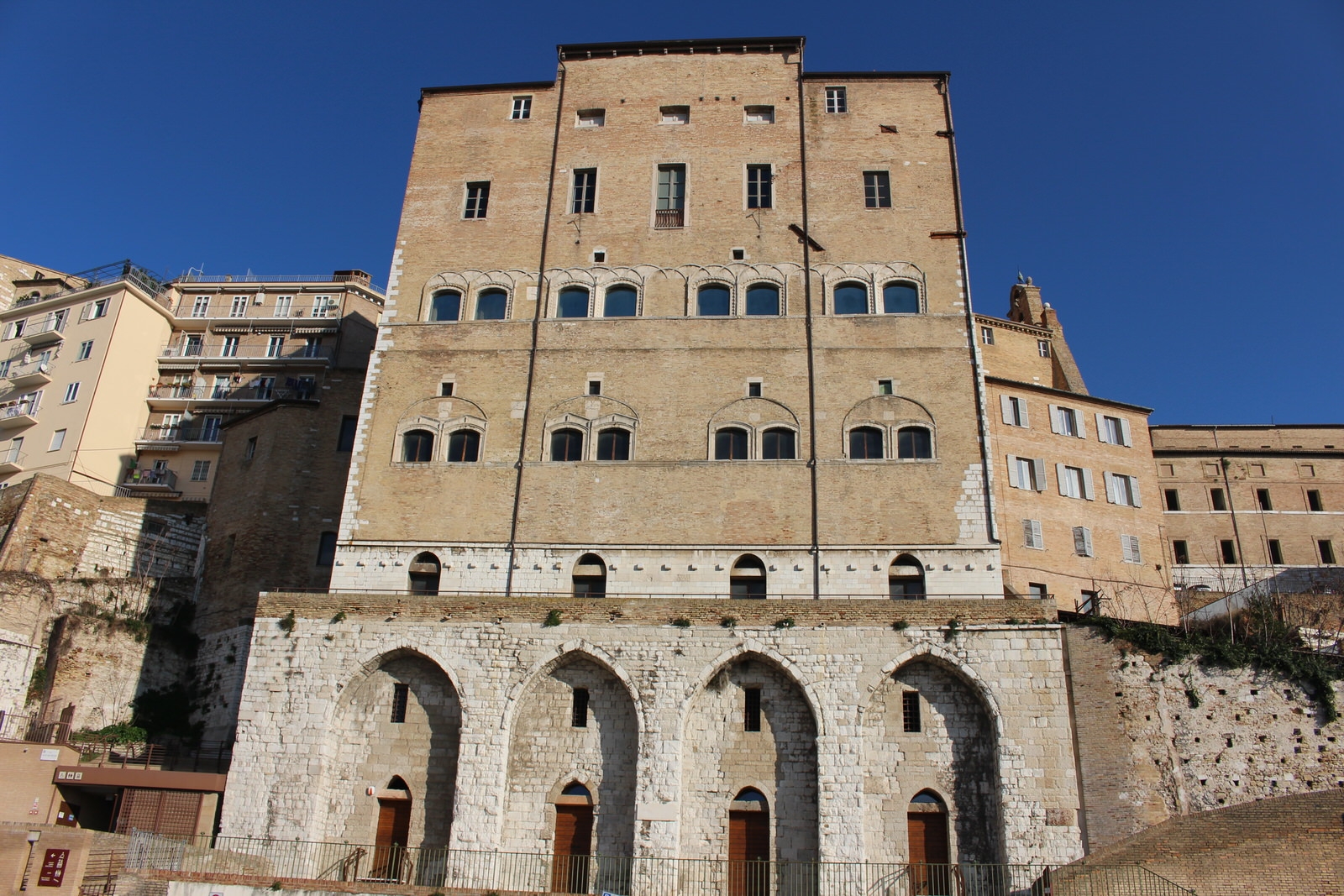 Ancona_Palazzo_degli_anziani_retro