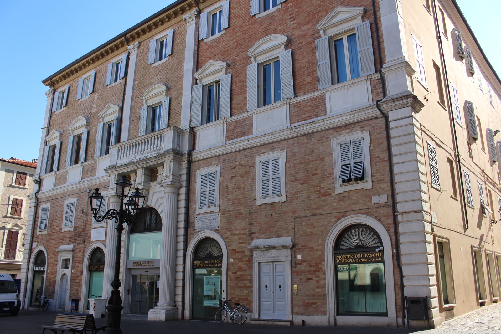 Senigallia_Palazzo_Banca_Piazza_comune