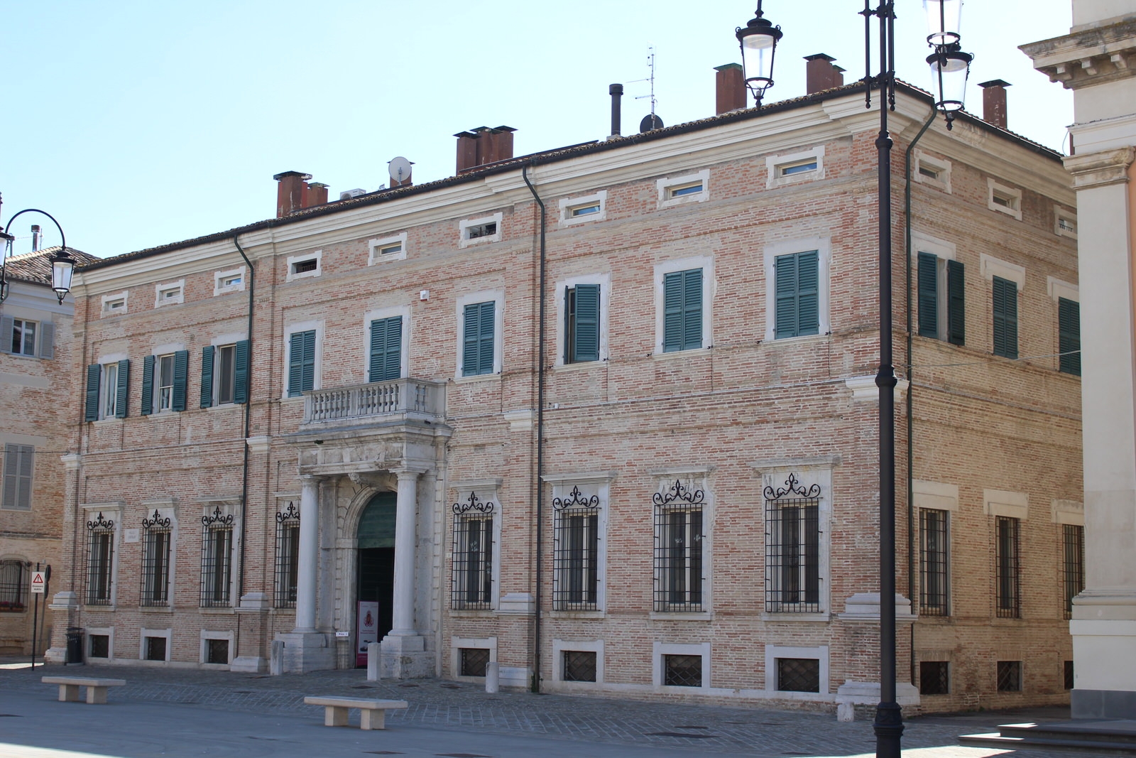 Senigallia_Palazzo_Piazza_Garibaldi_di_lato
